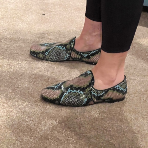 Stunning Aquatalia Snake Embossed Slip Ons - Picture 4 of 11
